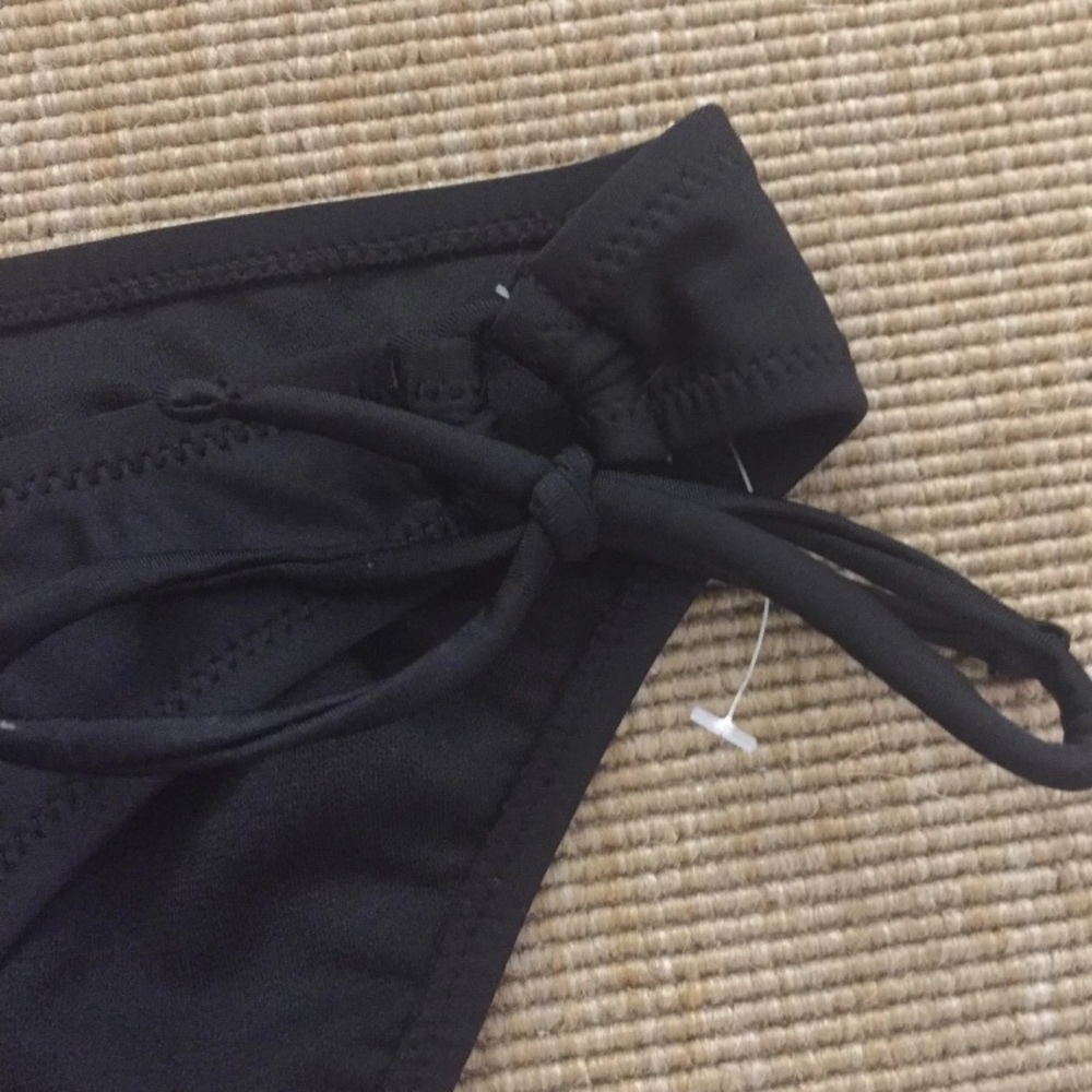 Bikini - Picture 3 of 6